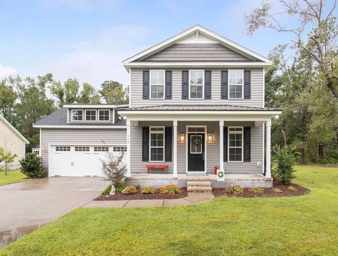 Foto principal - Enjoy private living in this beautiful 3 b...