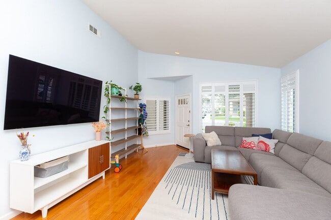 Building Photo - 4 Bed, 2 Bath - Sorrento Mesa Single Famil...
