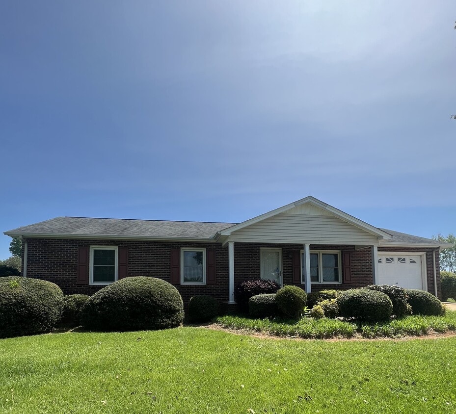 869 Crystal Springs Dr, Lincolnton, NC 28092 House Rental in