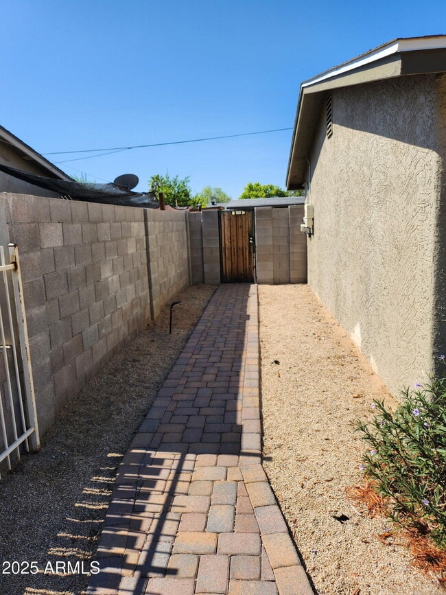 Building Photo - 2507 E Campo Bello Dr