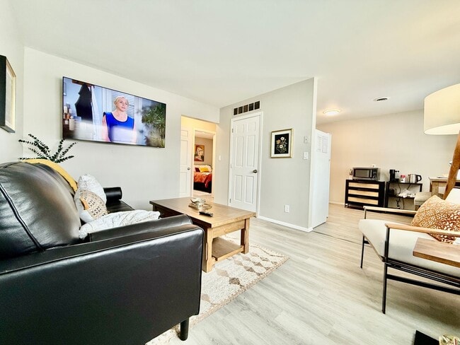 Building Photo - Cozy Two Bedroom Apartment in the City Center