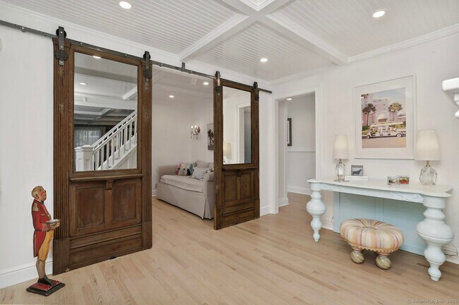 Foto del edificio - 672 Rowland Rd