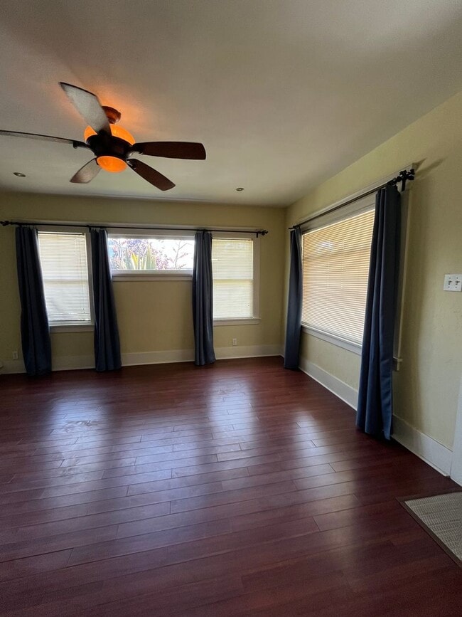 Building Photo - House: 2 Bedroom with Den , 2 Bath and pri...
