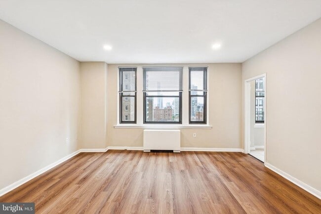 Building Photo - 135 S 19th St