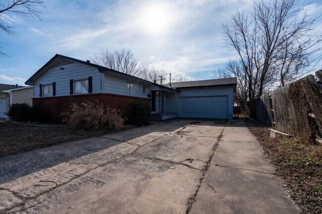 Building Photo - Cute Tulsa Home Available Now! 3 bedrooms ...