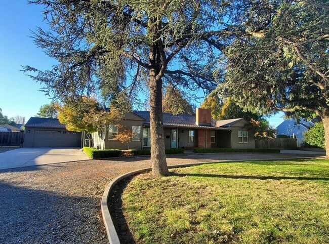Foto del edificio - Charming 3-Bed, 2-Bath Home with Oversized...