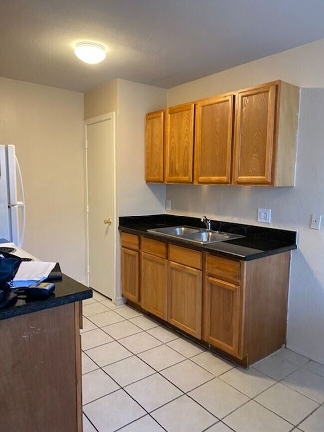 Building Photo - $1,300 2 Bedroom-1 Bath Apt For Lease in 4...