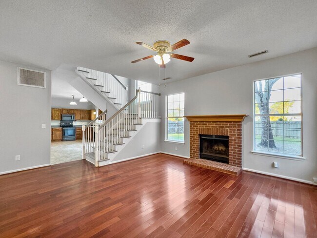 Foto del edificio - 4080 Laurelwood Dr