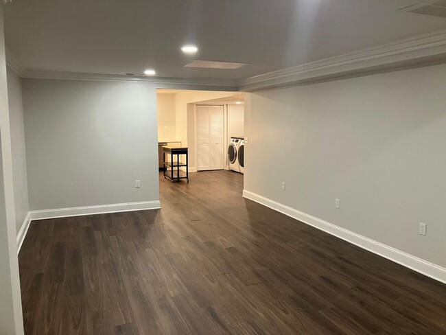 Building Photo - Beautiful Brentwood Condo