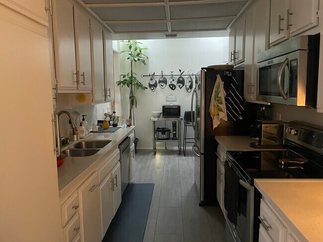 Kitchen looking to Breakfast Nook - 310 Tahiti Way