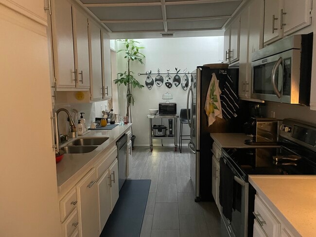 Kitchen looking to Breakfast Nook - 310 Tahiti Way