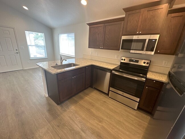 Building Photo - MIDTOWN 2 Bdrm Cottage, 1 bath, Air Conditioning, Laundry Room, Large Covered Patio, Off Street P...