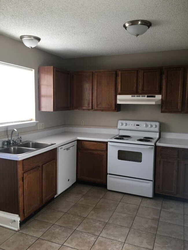 Building Photo - Affordable townhome with Free Rent