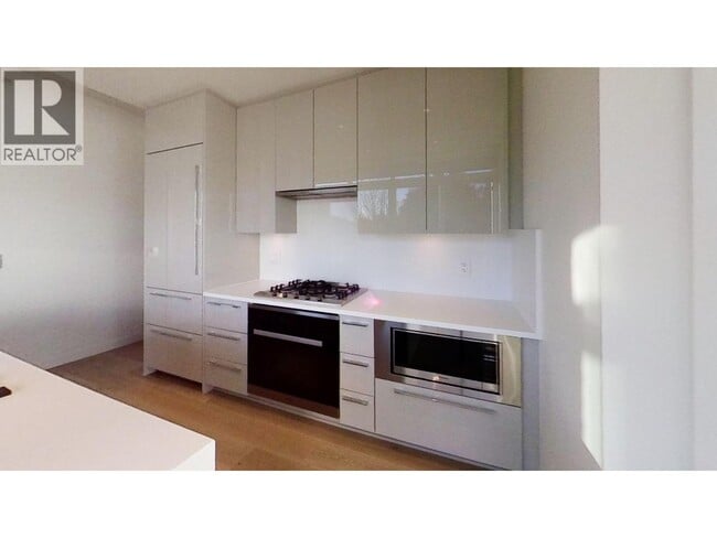 Building Photo - 5289 Cambie St.