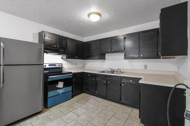 Foto del edificio - FIRST FULL MONTHS RENT FREE!! 2 Bedroom Duplex with Huge Back Yard!