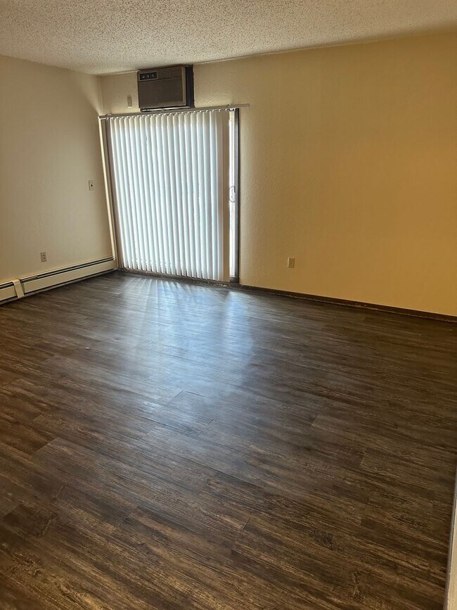 Foto del edificio - One Bedroom with Walk Out Patio