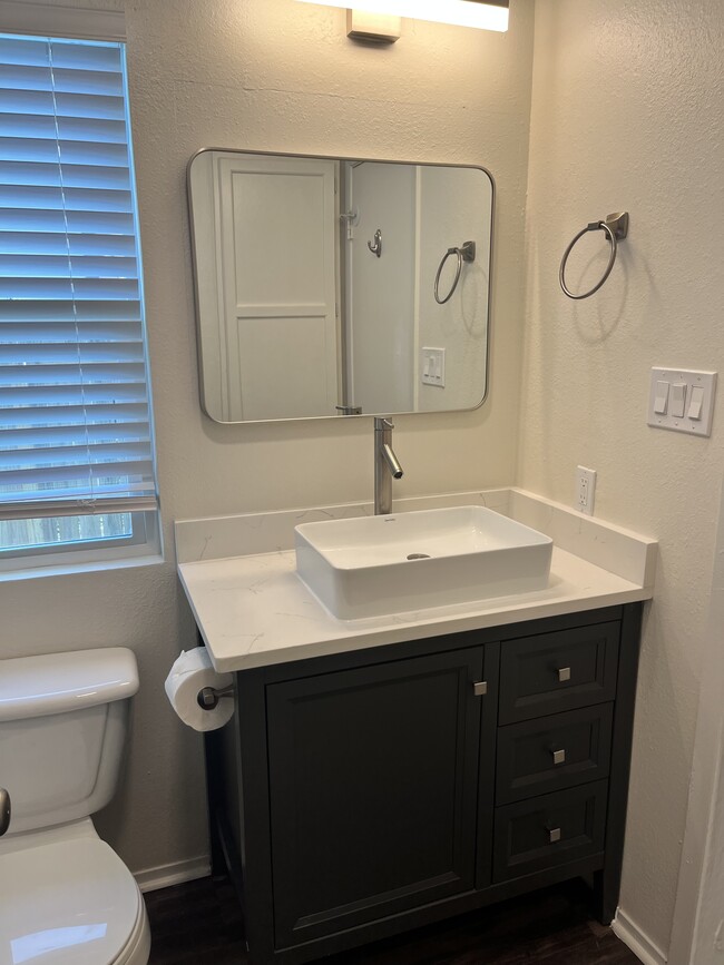 Tocador de baño recién renovado - 8805 Piney Point Dr