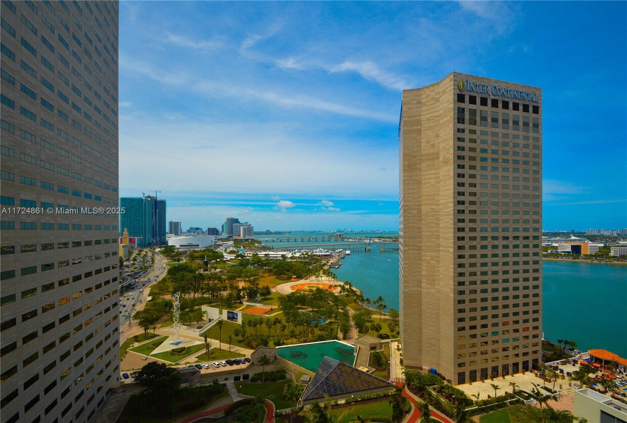 Foto principal - 325 S Biscayne Blvd