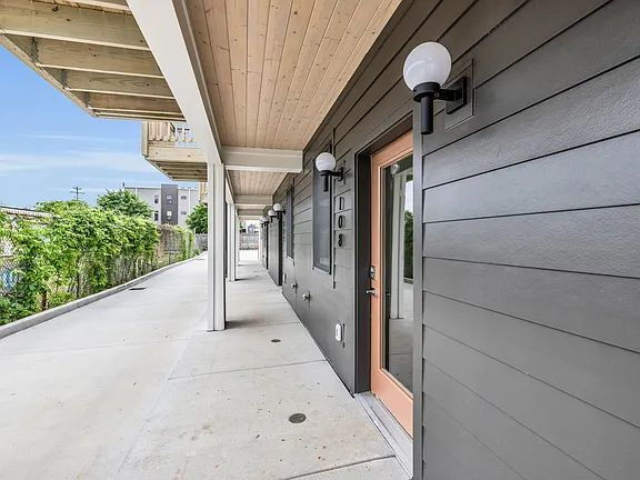 Foto del edificio - Modern Luxury Meets Everyday Comfort | 2025-Built 2BR Townhome | Near Southside Living