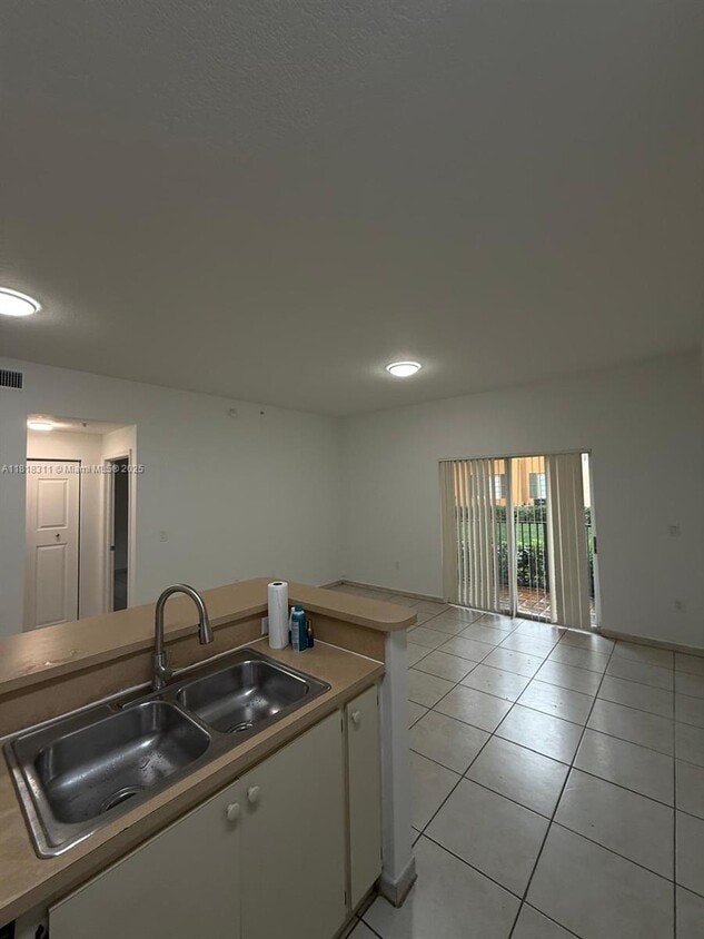 Building Photo - 7280 NW 114th Ave