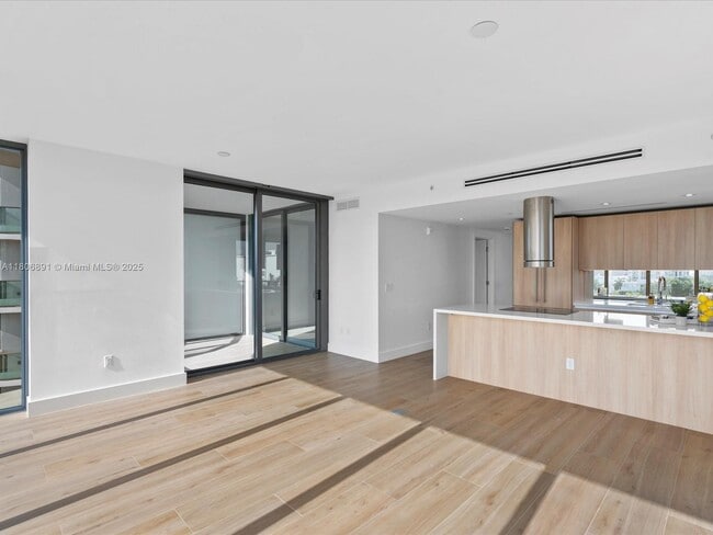 Building Photo - 9901 W Bay Harbor Dr