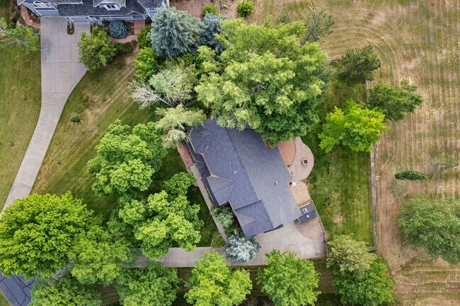 Building Photo - Majestic 5 Bedroom 4 Bath - Brittany Place...
