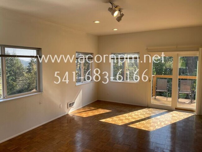 Foto del edificio - Large 4BD/3BA Home Near Hendricks Park. Tw...