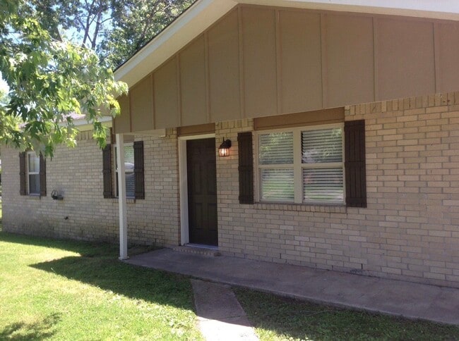 Building Photo - 1312 Kim Cir