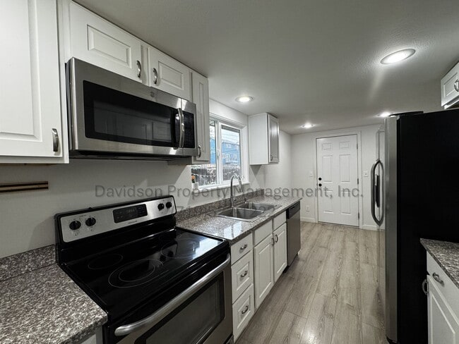 Building Photo - Cozy and Updated 3 Bedroom House in Stratm...