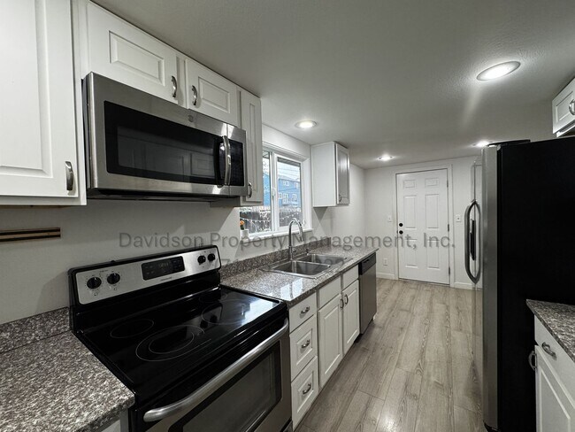 Foto del edificio - Cozy and Updated 3 Bedroom House in Stratm...