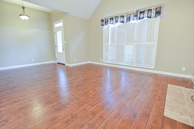 Building Photo - Pet Friendly Three Bedroom with Bonus!