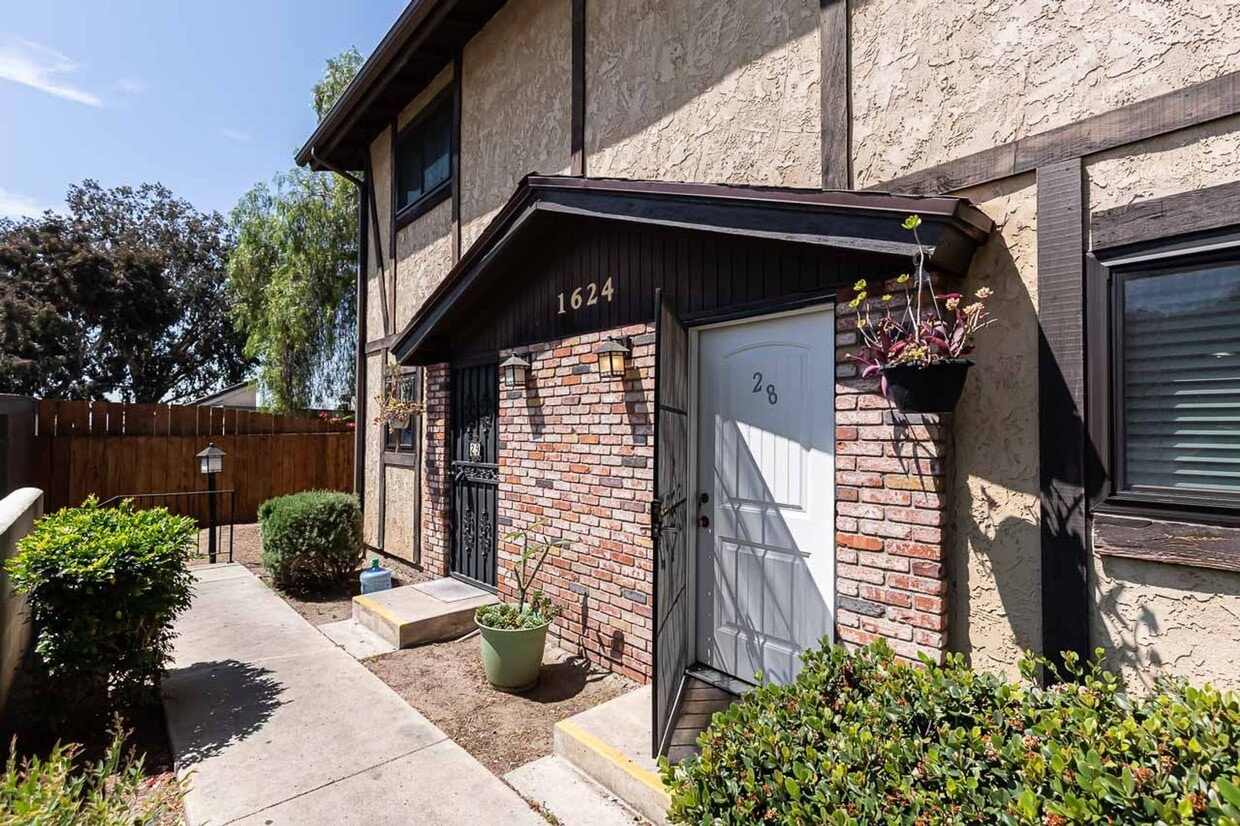 Primary Photo - ++ $500 OFF 1st Month's Rent !! LIGHT & BR...