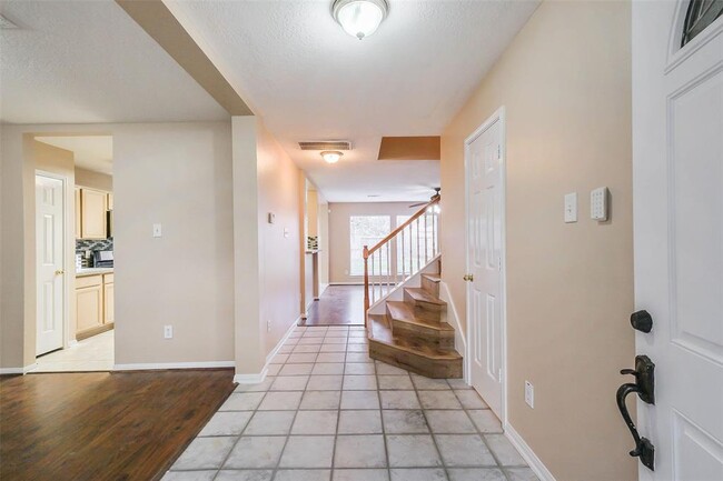 Building Photo - 6918 Canyon Creek Square