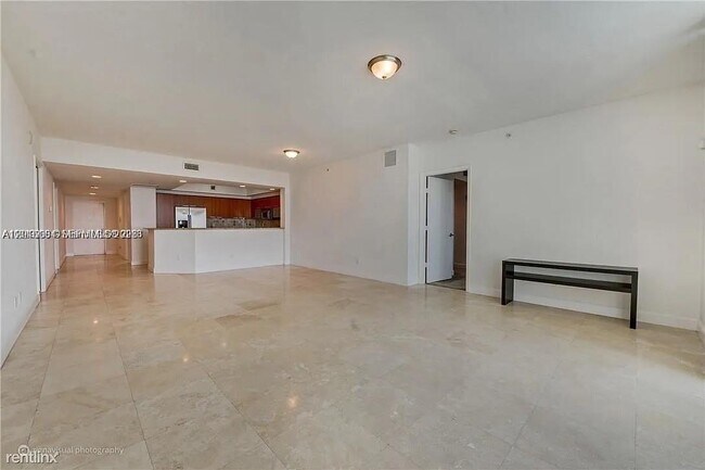 Foto del edificio - 14951 Royal Oaks Ln