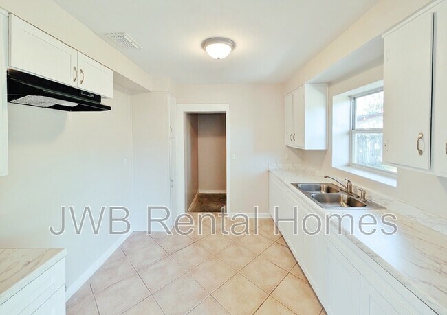 Building Photo - 3045 Belair Rd S