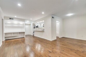 Building Photo - 357 N Post Oak Ln