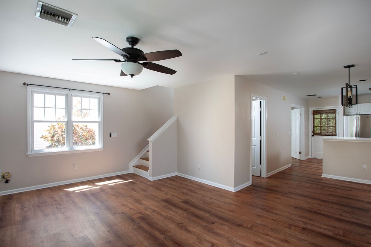 Primary Photo - 3 bedroom 2 bathroom with office at the Go...