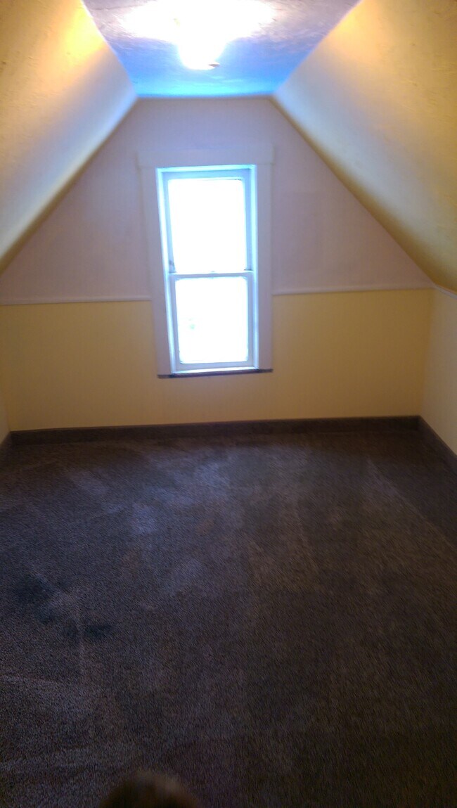 upstairs bedroom - 162 Poplar Avenue