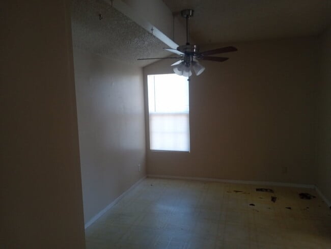 Dining - 927 W 8th St