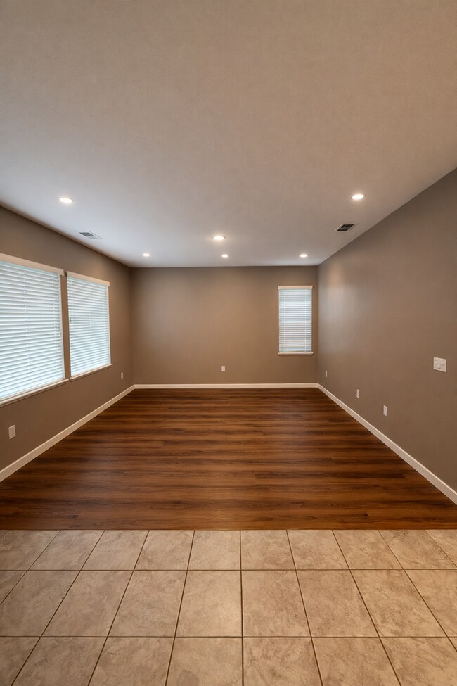 Foto del edificio - Energy-Efficient Emerson Ranch Home | 5 Bed + Owned Solar, Powerwall, EV Charging & Beautiful Bac...