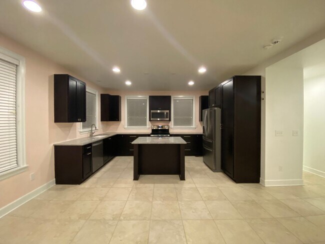 Building Photo - Luxury Townhome!