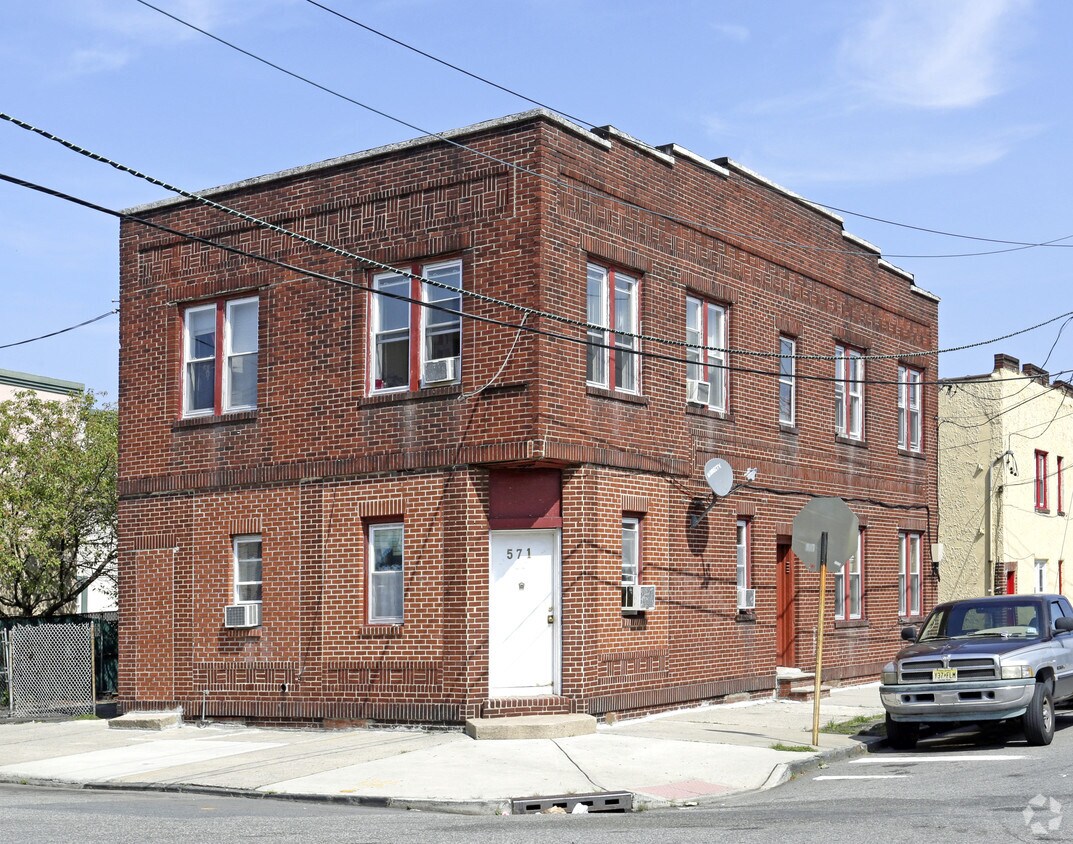 Primary Photo - 571 Jackson Ave