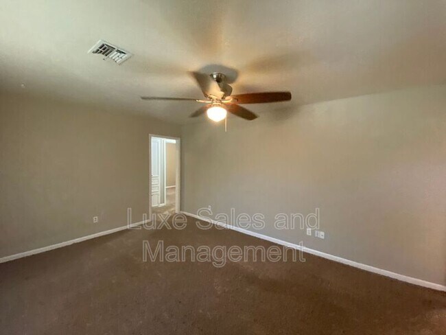 Building Photo - 406 W Douglas Dr