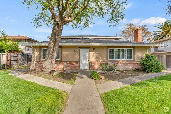 Building Photo - 812 Carro Dr