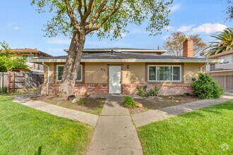 Building Photo - 812 Carro Dr