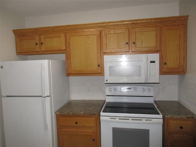 Building Photo - 17401 Red Oak Dr