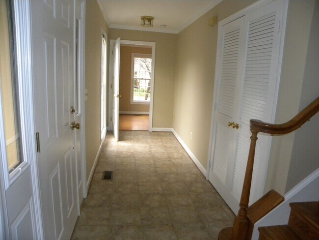 Building Photo - Linden Hill's House with Garage