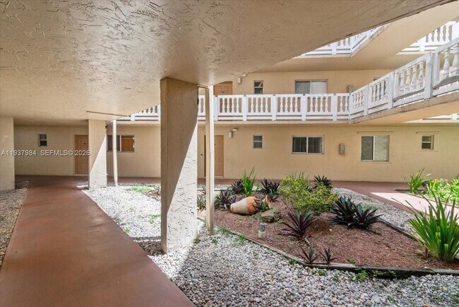 Foto del edificio - 17000 NW 67th Ave