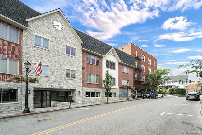 Building Photo - 100 Main St