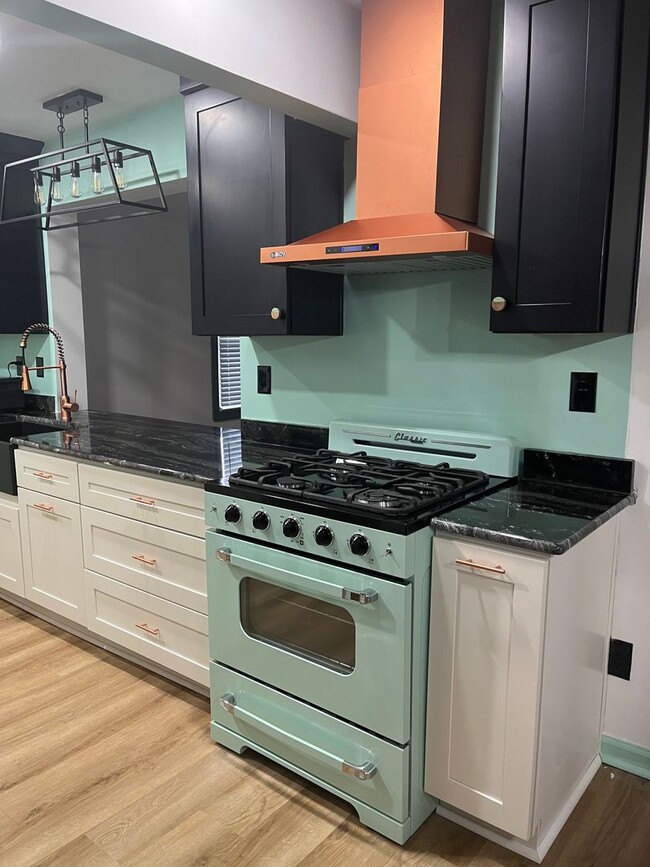 Building Photo - Cute Cape Cod in Beaconsdale Area